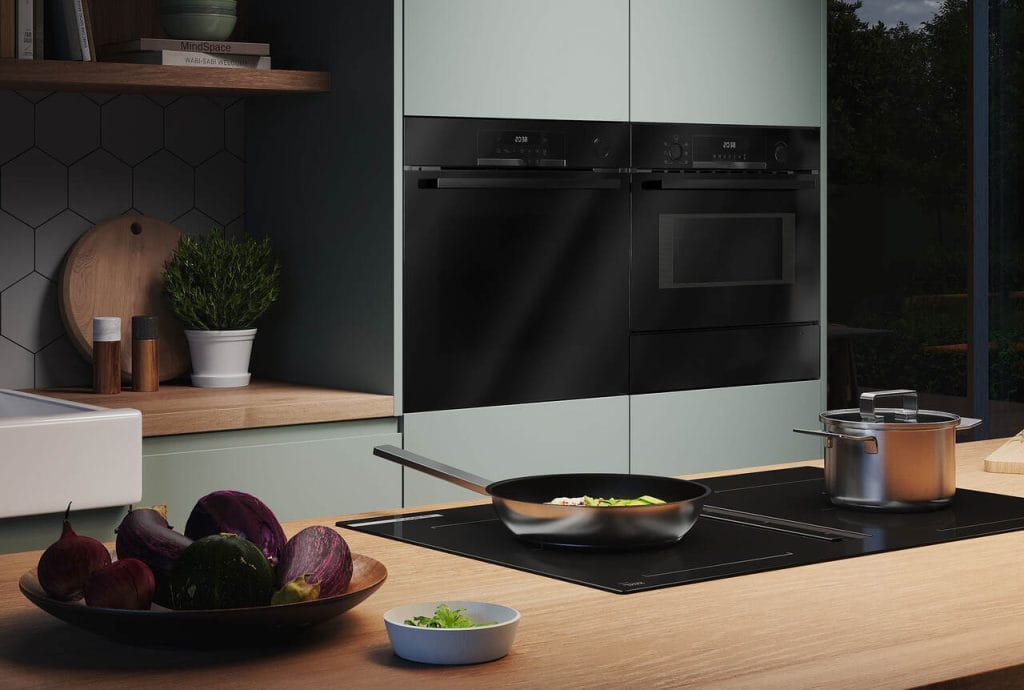 Nowe piekarniki do zabudowy są wyposażone w liczne funkcje, w tym do 30 programów automatycznych, wspomaganie pary, program AirFry do smażenia na głębokim tłuszczu, łączność (sterowanie za pomocą aplikacji) oraz bezprzewodowy, wszechstronny termometr do mięsa z czterema czujnikami. Fot. AMK.