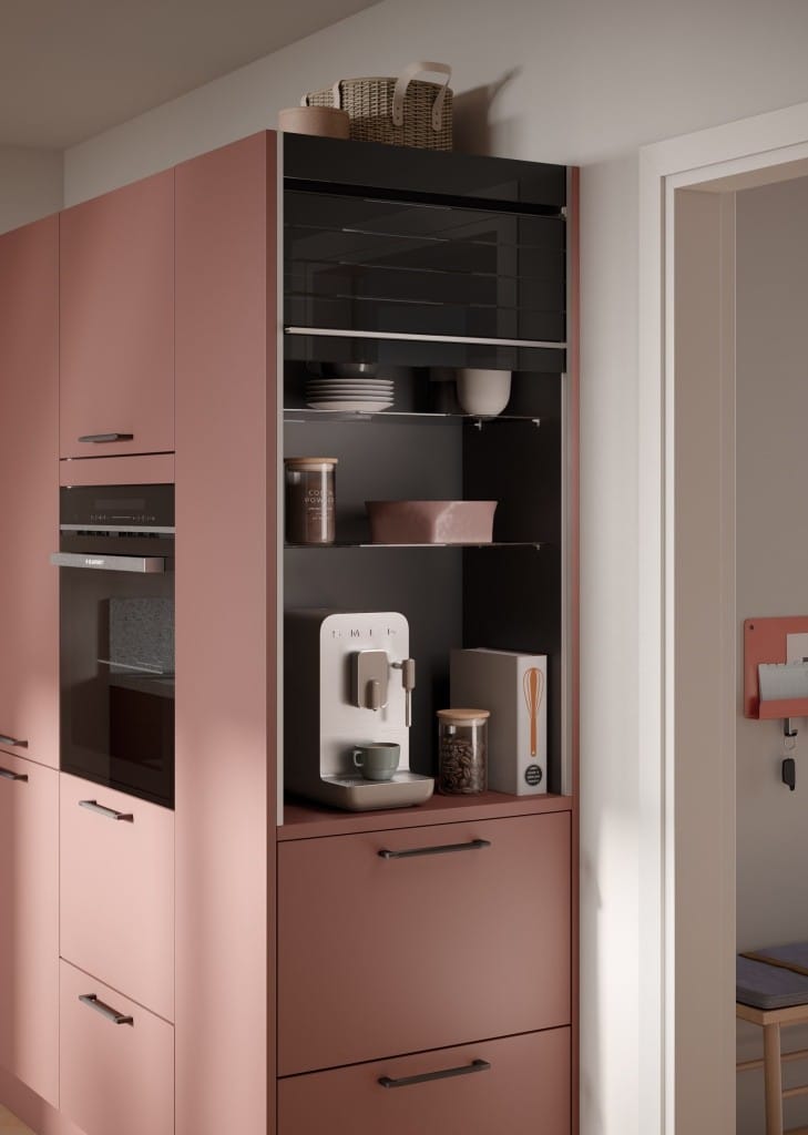 Świetny pomysł, zwłaszcza do małych kuchni. Tę wysoką szafkę można wykorzystać również z boku, na przykład jako mały barek kawowy, idealne miejsce na szybką kawę o poranku. Fot. AMK.