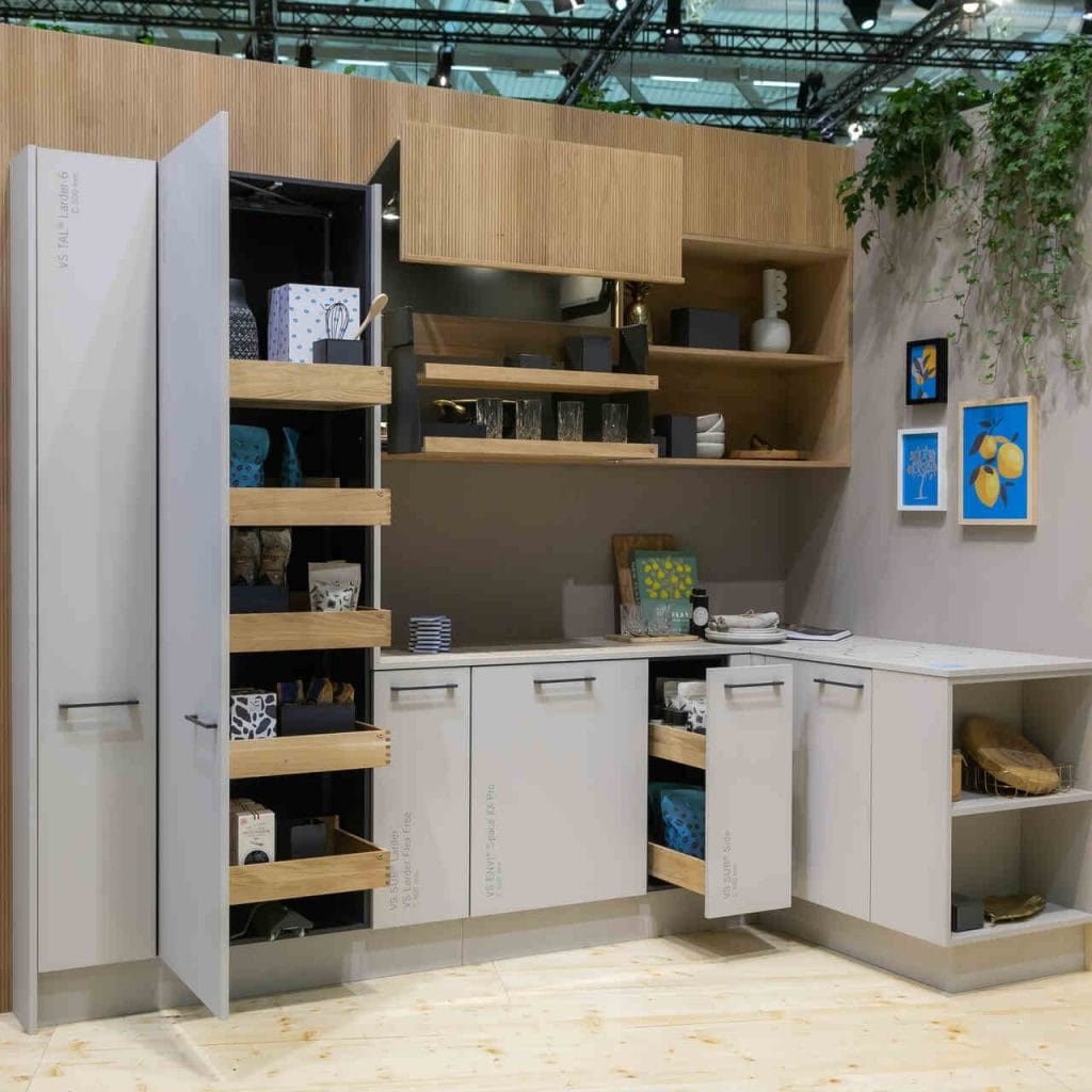 Nowe przesłanie marki Vauth-Sagel: Komfort robi różnicę zapraszało podczas targów interzum 2025 do odkrywania, doświadczania i ponownego przemyślenia przyszłości. Wszystko dzięki rozwiązaniom, które łączą codzienne życie, design i technologię. System VS ENVI® Free Plus sprawia, że segregacja odpadów jest łatwiejsza niż kiedykolwiek. Vauth-Sagel zaprezentował również najnowszą generację rozwiązania do wysokich szafek: VS TAL® Gate Pro. Fot. Tomasz Markowski.