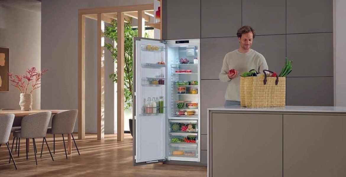 Ta lodówko-zamrażarka utrzymuje świeżość owoców i warzyw do pięciu razy dłużej w idealnej temperaturze i wysokiej wilgotności. Tylny panel ze stali nierdzewnej rozprowadza zimno optymalnie i równomiernie, bez widocznej kondensacji lub tworzenia się lodu. Wbudowane urządzenie można podłączyć do sieci. Fot. AMK.