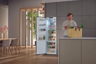 Ta lodówko-zamrażarka utrzymuje świeżość owoców i warzyw do pięciu razy dłużej w idealnej temperaturze i wysokiej wilgotności. Tylny panel ze stali nierdzewnej rozprowadza zimno optymalnie i równomiernie, bez widocznej kondensacji lub tworzenia się lodu. Wbudowane urządzenie można podłączyć do sieci. Fot. AMK.