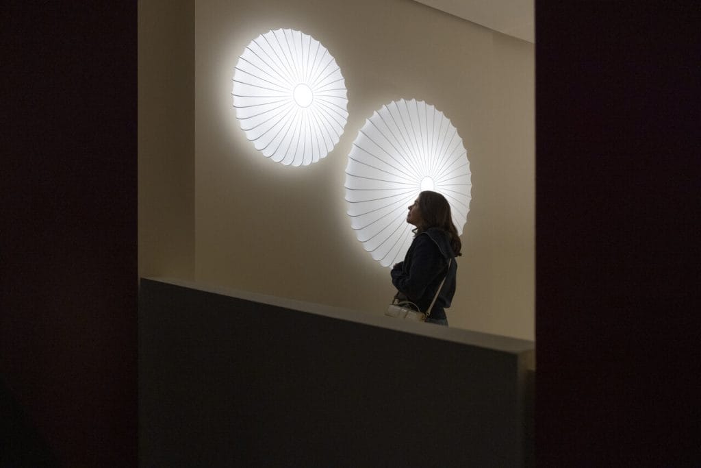 Niektóre lampy przetrwały próbę czasu, pozostając równie piękne i nowoczesne, jak w momencie powstania. Lampa ścienna Muse, którą Sandro Santantonio zaprojektował dla Axolight, jest jedną z nich. Fot. Diego Ravier / Salone del Mobile.Milano.