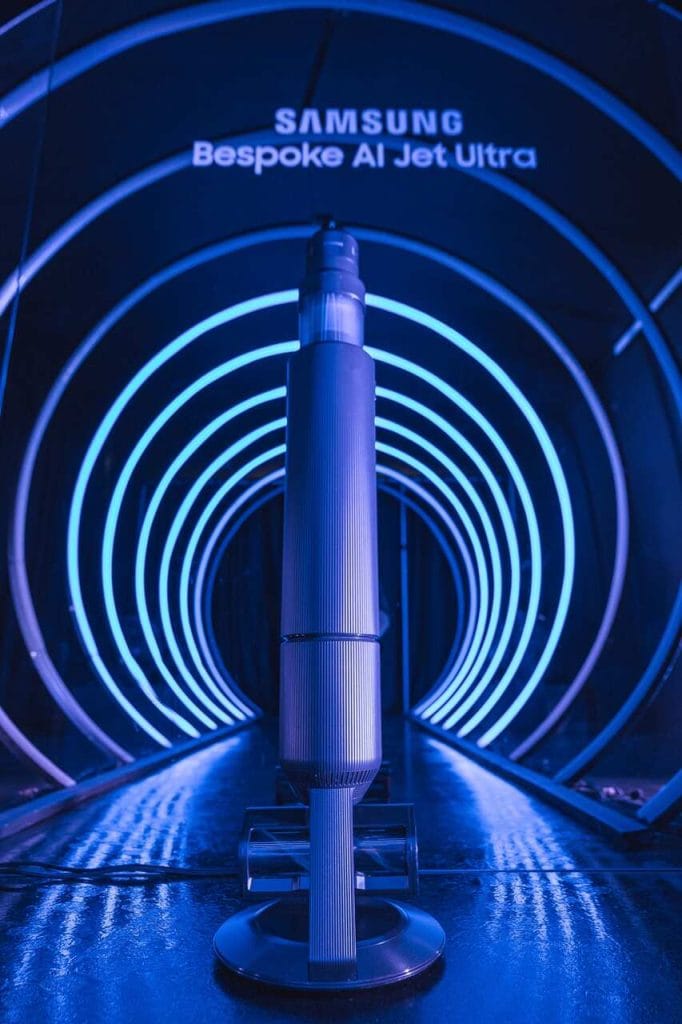 Samsung Bespoke AI Jet Ultra to odkurzacz bezprzewodowy o mocy ssącej aż do 400W! Porównując go z poprzednim modelem Bespoke Jet AI, który generował moc ssącą do 280 W, mamy do czynienia z prawdziwym przełomem w technologii odkurzania i mocą, która poradzi sobie z różnorodnymi zabrudzeniami. Co jeszcze go wyróżnia? Tryb Odkurzania AI, który automatycznie dopasowuje moc ssącą do rodzaju powierzchni, dzięki czemu można odkurzać dłużej na jednym ładowaniu. To rozwiązanie, które nie tylko oszczędza czas, sprawia, że odkurza się wydajniej, ale przede wszystkim oszczędza baterię.