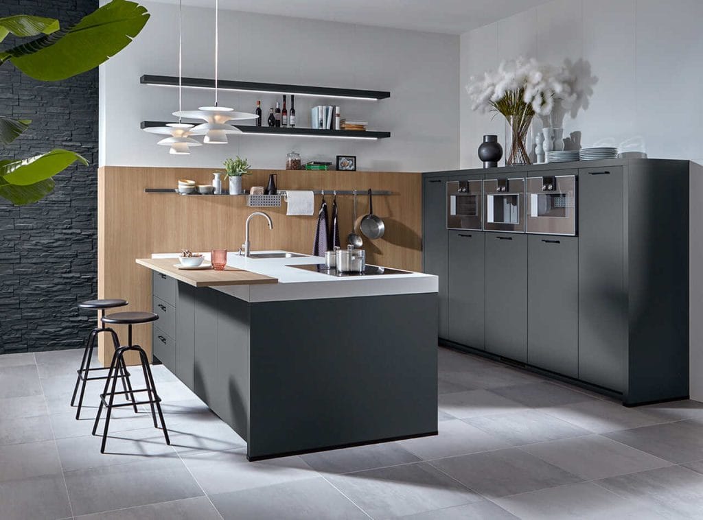 Gotowanie towarzyskie: nowoczesne rozwiązanie wyspowe obejmujące gotowanie, zlew, powierzchnie robocze, a także mały blat jadalniany. Fot. AMK.