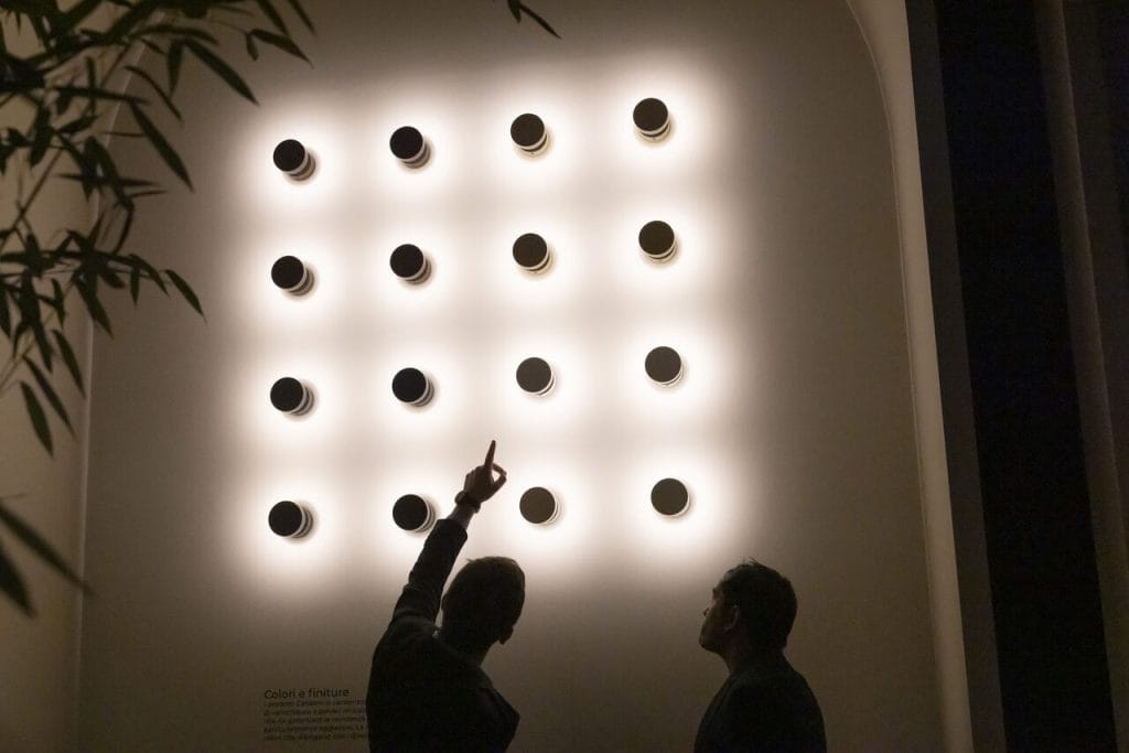 Scenografia świetlna, którą przygotowała na targi Euroluce Grupa Cariboni, w pełni oddawała wizję firmy, innowacyjność i unikalne podejście do eksperymentowania. Fot. Diego Ravier / Salone del Mobile.Milano.