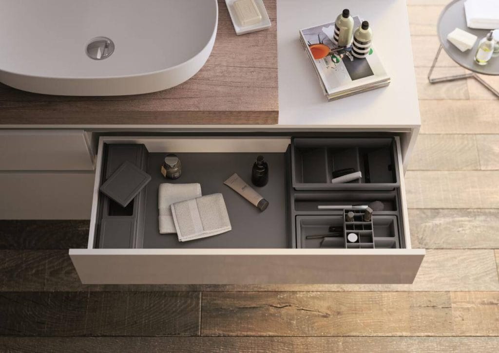 Odpowiednie przechowywanie akcesoriów ułatwia codzienną rutynę i pozwala uniknąć zbędnego stresu. Dzięki dobrze dobranym organizerom można zaoszczędzić czas i cieszyć się uporządkowaną przestrzenią na co dzień. Organizery ONDA Line od PEKA to praktyczne rozwiązanie, które łączy funkcjonalność i elegancję. Dzięki nim łazienka stanie się miejscem harmonijnym i uporządkowanym, co przełoży się na większą wygodę i komfort użytkowania.