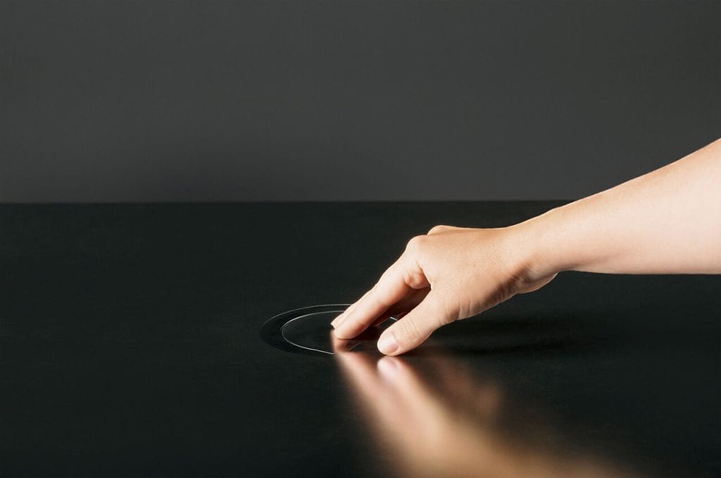 Tam, gdzie nie ma miejsca na dużą wbudowaną szufladę do pakowania próżniowego, ta oszczędzająca miejsce innowacja pomaga marynować i konserwować żywność, np. w przypadku popularnej metody gotowania sous vide. Ponadto można znacznie ograniczyć marnowanie żywności. Zgrzewarka próżniowa może być zainstalowana na równi z blatem lub zamontowana na blacie. Fot. AMK.