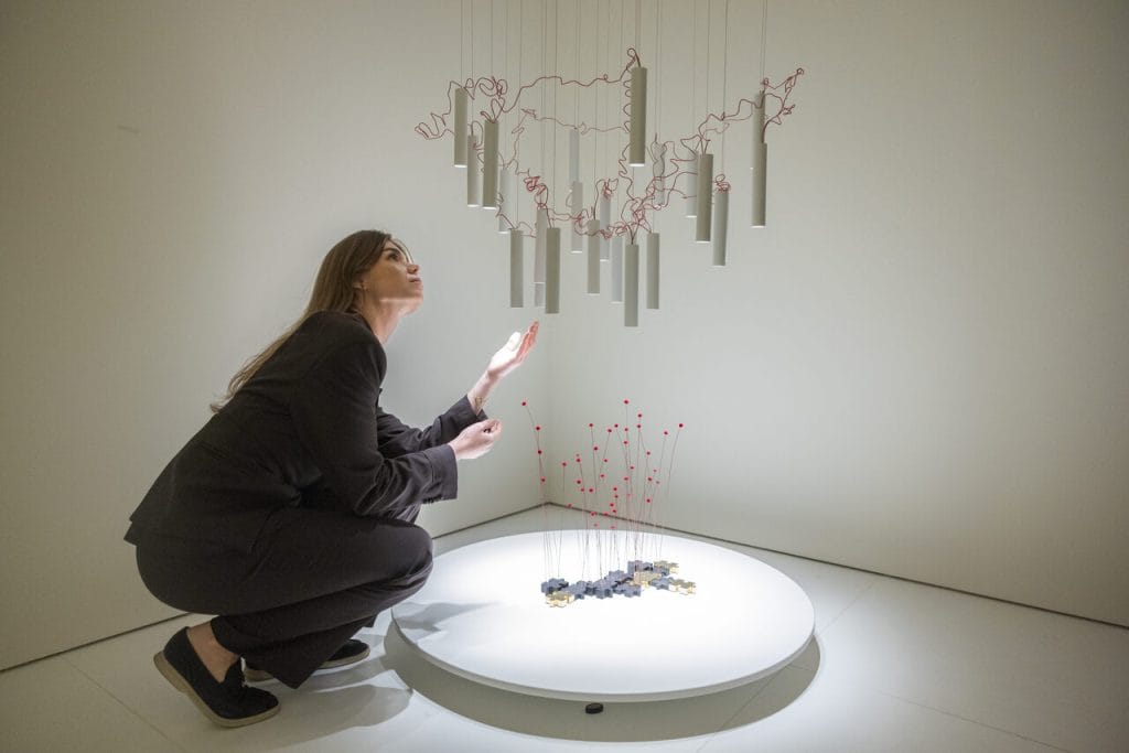 Dla nas zrównoważony rozwój oznacza odejmowanie, oznacza istotę. Eliminujemy to, co zbędne, pracując z czystymi formami i minimalistycznymi materiałami, by każdy projekt i każda lampa stanowiły idealną syntezę lekkości, funkcjonalności i emocji – tak tegoroczną edycję Euroluce podsumowała firma DavideGroppi. Fot. Diego Ravier / Salone del Mobile.Milano.