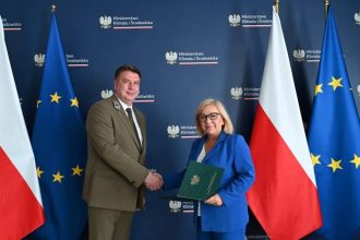 Adam Wasiak przyjmuje z rąk Pauliny Hennig-Kloski, minister klimatu i środowiska nominację na stanowisko Dyrektora Generalnego Lasów Państwowych.