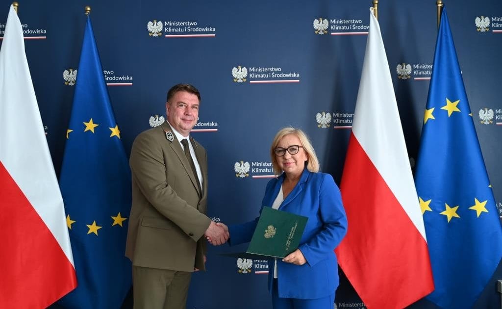Adam Wasiak przyjmuje z rąk Pauliny Hennig-Kloski, minister klimatu i środowiska nominację na stanowisko Dyrektora Generalnego Lasów Państwowych.
