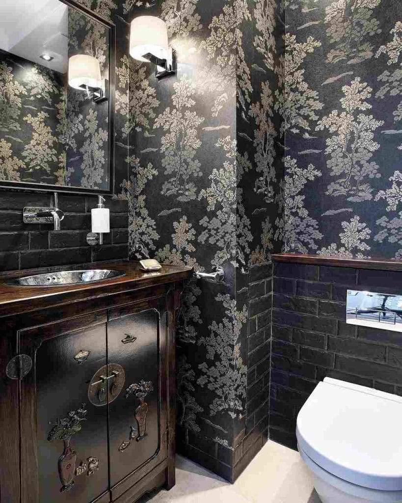 Zdjęcie prawie całkowicie czarnej toalety gościnnej w stylu orientalnym. Projekt: arch. Anna Casciarri, Studio Casciarri.