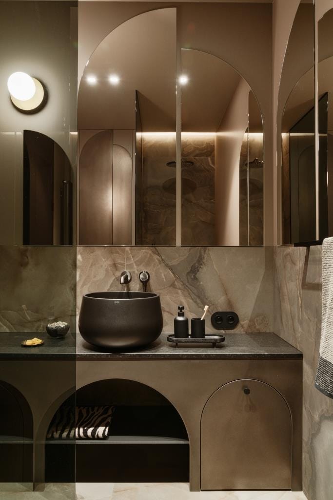 Czerń we wnętrzu łazienki. Projekt: arch Aleksandra Grzonka, pracownia Cechownia. Fot. Tom Kurek.