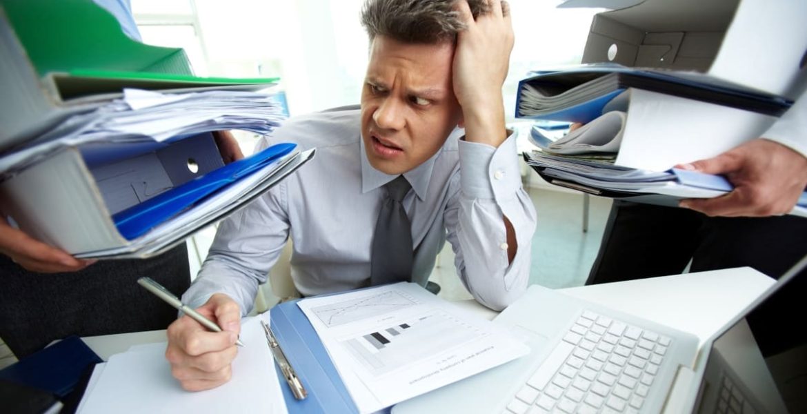 Hałas w biurze i gwar to największe problemy pracowników.