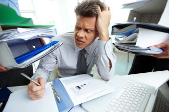 Hałas w biurze i gwar to największe problemy pracowników.