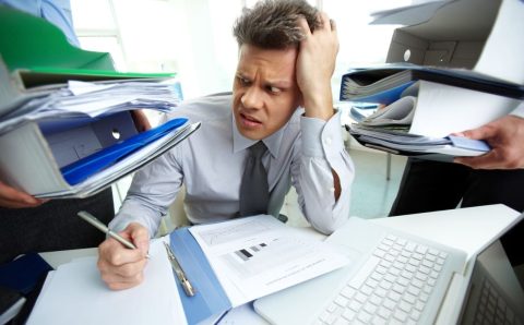 Hałas w biurze i gwar to największe problemy pracowników.