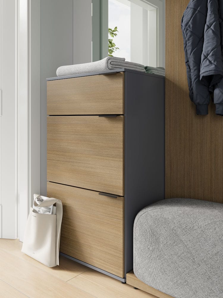 Szafka w jasnym drewnie, dekor z nowej kolekcji globalnej I’m Yours od Impress Decor