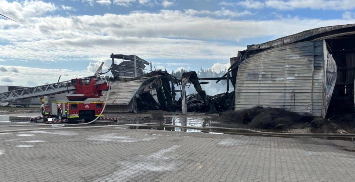 Zniszczona po pożarze hala w firmie meblarskiej Pionier w miejscowości Jankowy (pow. kępiński).