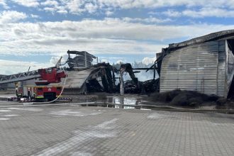 Zniszczona po pożarze hala w firmie meblarskiej Pionier w miejscowości Jankowy (pow. kępiński).