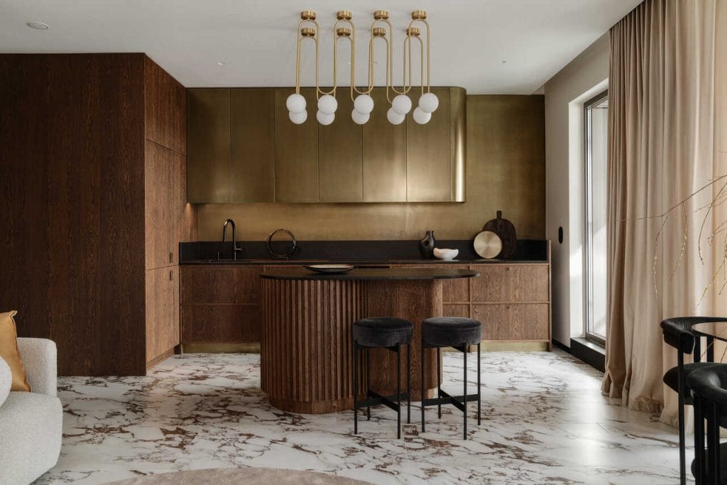 Apartament w nowo powstałym budynku w samym centrum Wyspy Spichrzów w Gdańsku. Sam budynek jest nowoczesny, ale położony w zabytkowej tkance miasta. Wnętrze podkreśla tożsamość miejsca, jest uzupełnieniem a nie konkurencją. Zastosowano materiały w kolorach stonowanych i nawiązujących do historycznych rozwiązań. Wg tego samego kryterium wybrano złoto w odcieniu postarzanym, jako materiał często pojawiający się w tej przestrzeni. Elementy w takim wykończeniu były projektowane i robione na zamówienie przez lokalnych stolarzy. Podobnie jak pozostałe meble, z których zdecydowana większość była wykonywana na specjalne zamówienie. Projekt: arch. Aleksandra Grzonka, Cechownia. Fot. Tom Kurek.