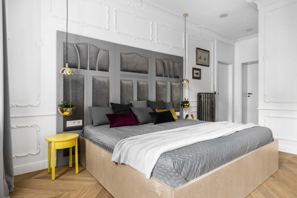 Sypialnia urządzona w stylu klasycznym. Projekt: arch. Anna Maria Sokołowska, Pracownia Projektowa Dragon Art. Fot. Fotomohito.