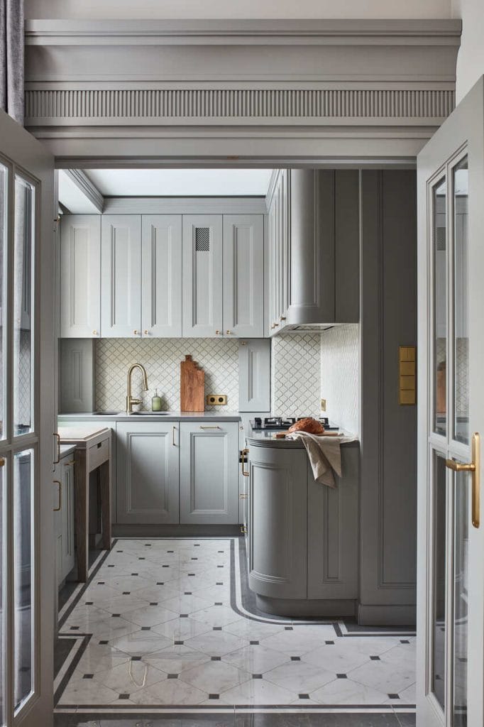 Ta kuchnia otwiera się nietypowo, dlatego że jest połączona z sypialnią, ponieważ jest to mieszkanie dla jednej osoby. W związku z tym układ był trochę wymuszony. Detale wszystkich elementów projektant zaprojektował tak, by pasowały do socrealistycznej architektury zewnętrznej (wnętrze znajduje się na MDM-ie, czyli Marszałkowskiej Dzielnicy Mieszkaniowej). Projekt: arch. Roland Stańczyk, RS Studio Projektowe. Fot. Budzik Studio.