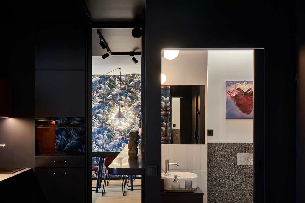 Czerń we wnętrzu zaprojektowanym przez arch. wnętrz Marcina Konopkę, Ministerstwo Spraw We Wnętrzach, prezentuje się wyjątkowo efektownie.