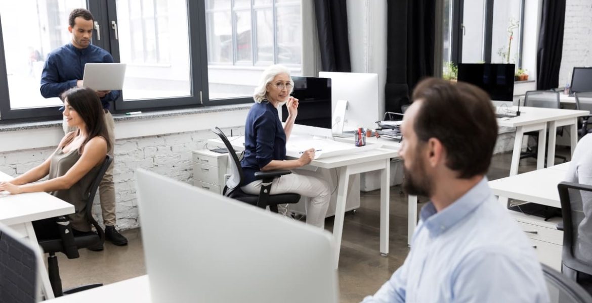 Co zniechęca pracowników do pracy w biurze?