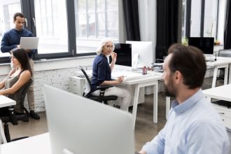 Co zniechęca pracowników do pracy w biurze?