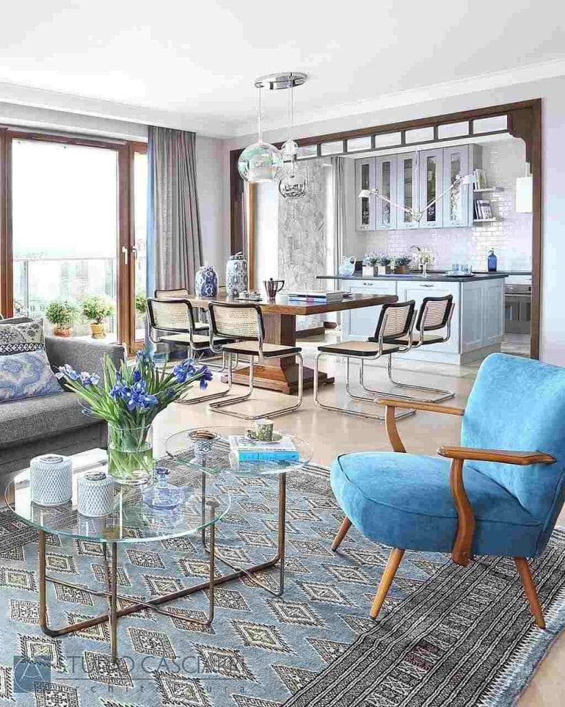 Klasyczna kuchnia otwarta na jadalnię i salon. Projekt: arch. Anna Casciarri, Studio Casciarri.