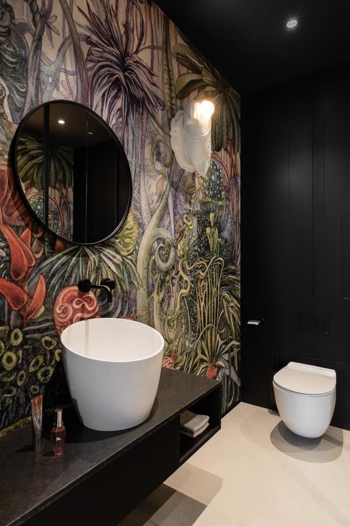 Czerń we wnętrzu łazienki. Lokalizacja: Sea Towers, Gdynia. Projekt: arch. Anna Maria Sokołowska, Pracownia Projektowa Dragon Art. Fot. Katarzyna Seliga-Wróblewska, Marcin Wróblewski; Fotomohito.