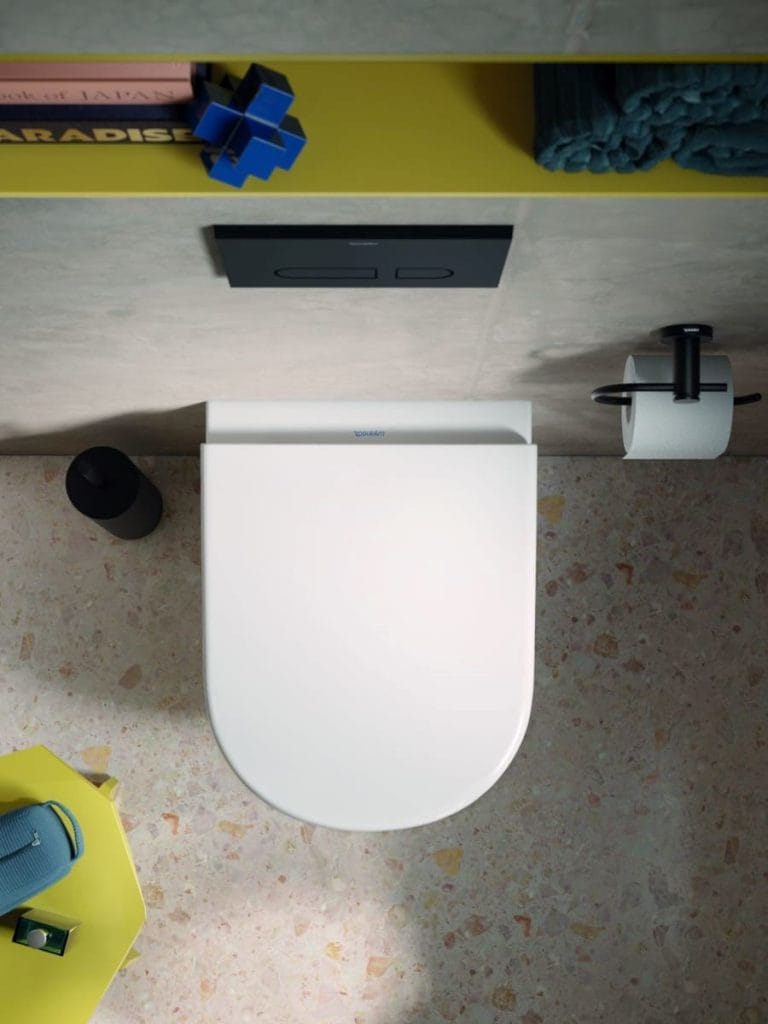 Toaleta w wersji kompaktowej: Model D-Code z krótką zabudową i instalacją podtynkową.