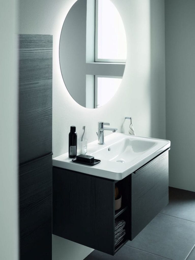 Asymetryczna umywalka meblowa D-Neo z blatem bocznym i szafką z szufladami.