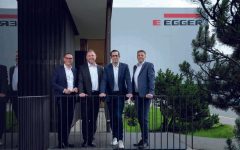 Zarząd Grupy EGGER przedstawia wyniki finansowe (od lewej): Thomas Leissing, Frank Bölling, Michael Egger Jr. oraz Hannes Mitterweissacher.