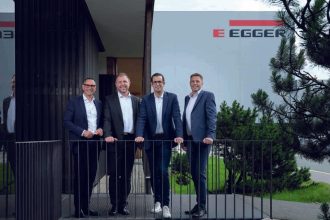 Zarząd Grupy EGGER przedstawia wyniki roczne (od lewej): Thomas Leissing, Frank Bölling, Michael Egger Jr. oraz Hannes Mitterweissacher.