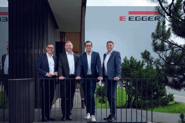 Zarząd Grupy EGGER przedstawia wyniki finansowe (od lewej): Thomas Leissing, Frank Bölling, Michael Egger Jr. oraz Hannes Mitterweissacher.