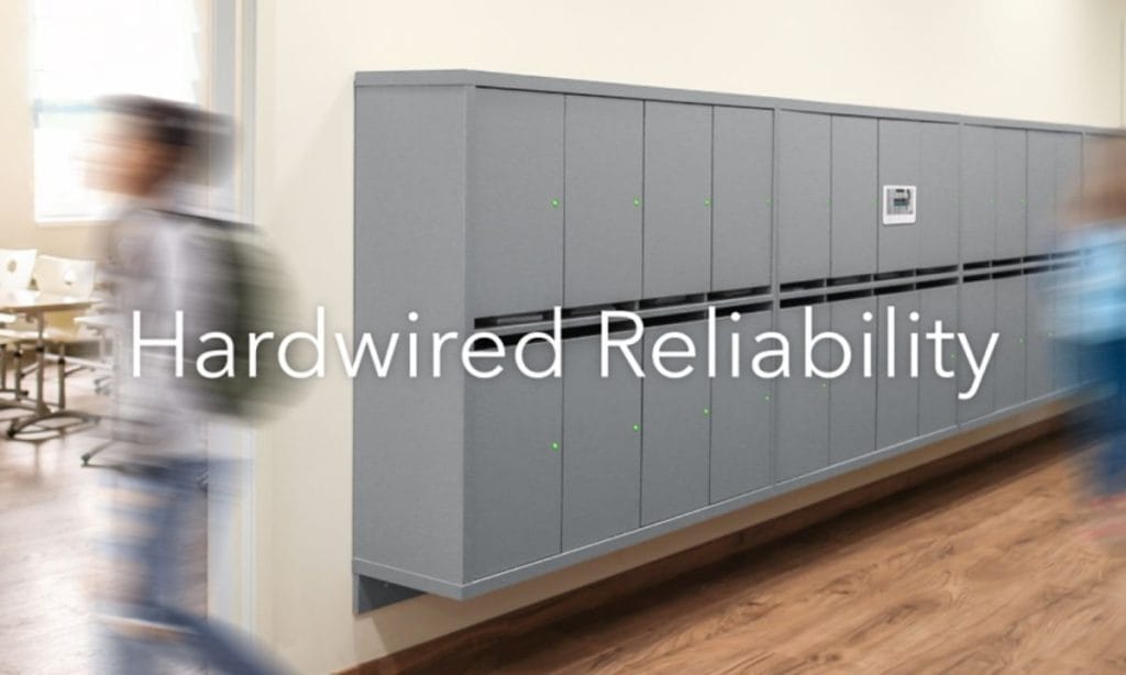 Szare szafki na korytarzu szkolnym lub pracowniczym z napisem Hardwired Reliability, w których zainstalowano niezawodne elektroniczne zamki do mebli marki Digilock.