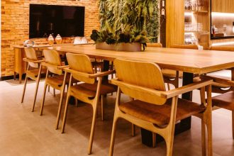 Jadalnia ze stołem i krzesłami