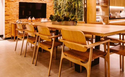 Jadalnia ze stołem i krzesłami