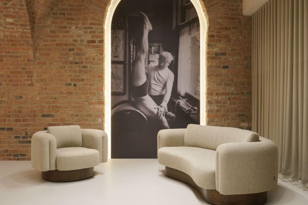 meble wypoczynkowe projektu Grynasz Studio (fotel i sofa Bofii marki Bizzarto).