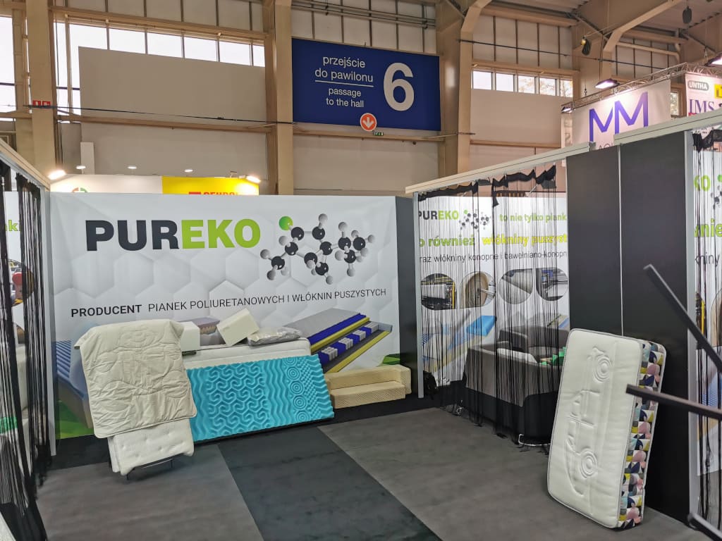 Podczas targów DREMA 2025 nowe pianki, a także włókniny zaprezentowała firma Pureko.