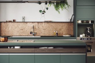 Zielona kuchnia z frontami i akcesoriami REHAU dla meblarstwa – nowoczesny design i funkcjonalne rozwiązania.