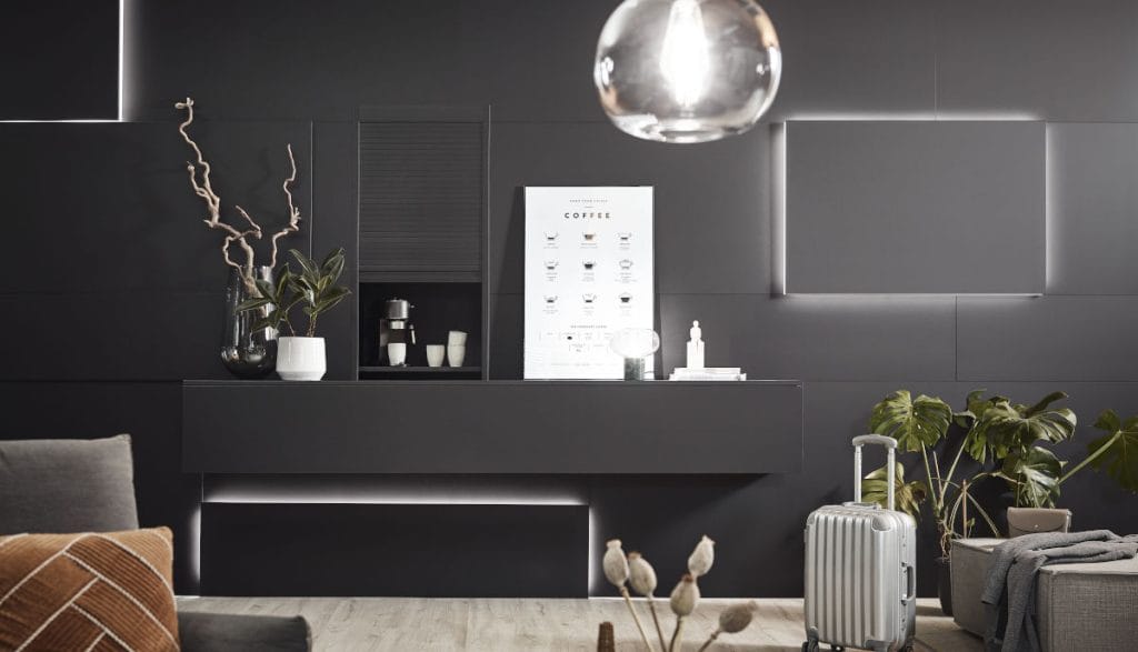 Ciemnoszary salon z elementami REHAU dla meblarstwa – eleganckie wnętrze z innowacyjnymi detalami.