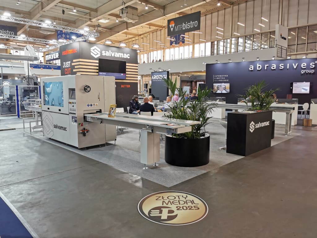 Złoty Medal targów DREMA 2025 otrzymała innowacyjna, szybkotnąca pilarka poprzeczna z optymalizacją i eliminacją wad drewna Salvacut 3000 firmy Salvacut.