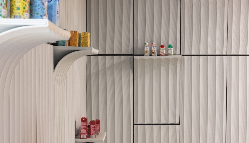 Nowoczesne meble z recyklingu polyAl w aranżacji biurowej