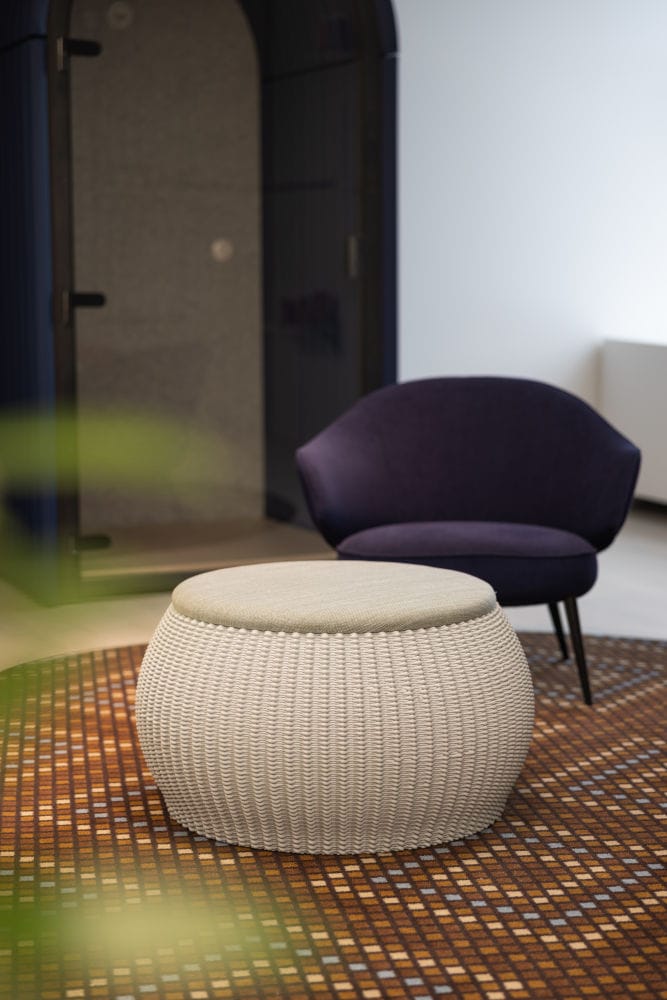 Innowacyjny materiał polyAl w wyposażeniu wnętrz – krzesła i dodatki