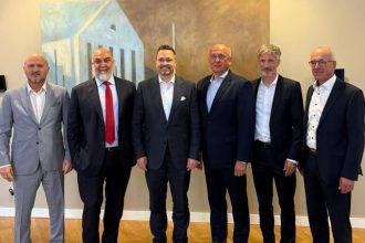 Od lewej: Mustafa Erol – członek Zarządu, AIMSAD, Turcja; Enrico Aureli – wiceprezydent, ACIMALL, SCM GROUP, Włochy; Frederik Meyer - prezydent, VDMA, HOMAG, Niemcy; Tomasz Nieciąg – członek Zarządu, DROMA, ITA TOOLS, Polska; Antonie Vernez – członek Zarządu, HBT, OERTLI, Szwajcaria; Matthias Krauss – Auditor, VDMA , MAFELL, Niemcy.