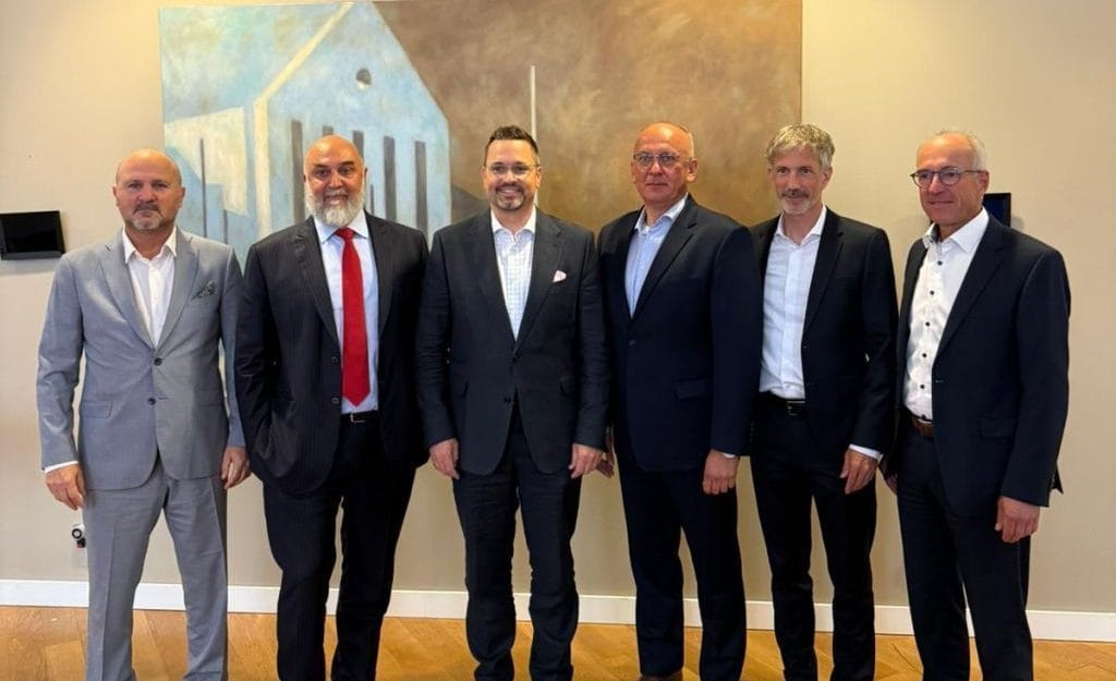 Od lewej: Mustafa Erol – członek Zarządu, AIMSAD, Turcja; Enrico Aureli – wiceprezydent, ACIMALL, SCM GROUP, Włochy; Frederik Meyer - prezydent, VDMA, HOMAG, Niemcy; Tomasz Nieciąg – członek Zarządu, DROMA, ITA TOOLS, Polska; Antonie Vernez – członek Zarządu, HBT, OERTLI, Szwajcaria; Matthias Krauss – Auditor, VDMA , MAFELL, Niemcy.