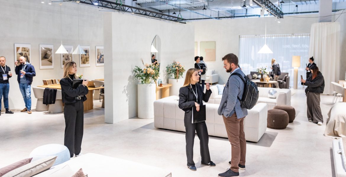 Warsaw Home & Contract - ludzie na stoisku na targach