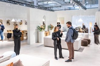 Warsaw Home & Contract - ludzie na stoisku na targach