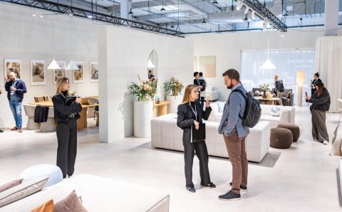 Warsaw Home & Contract - ludzie na stoisku na targach